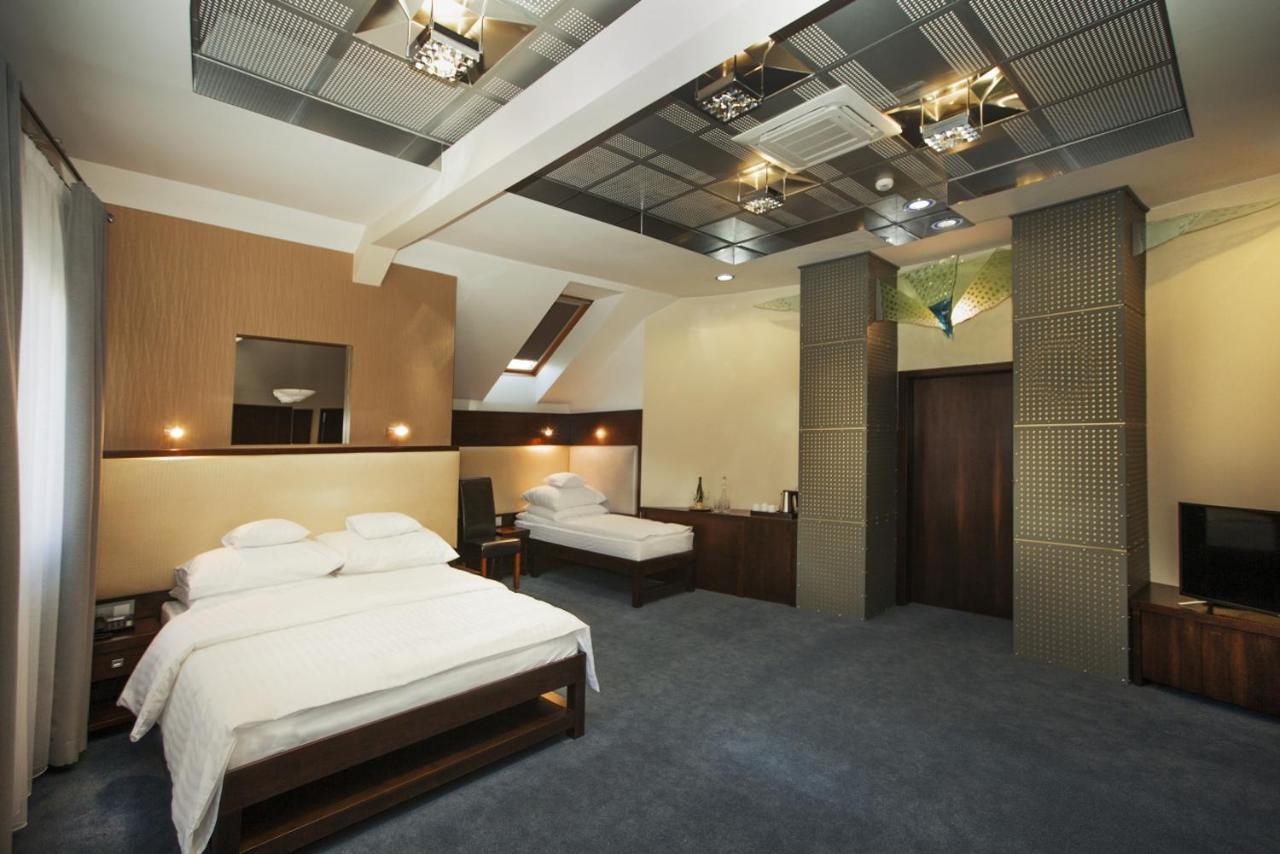 Hotel Inter Bielany Wroclawskie Bagian luar foto