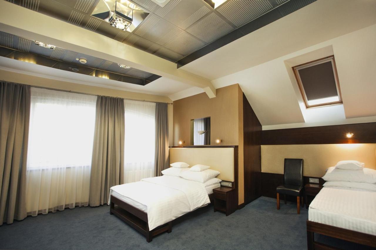 Hotel Inter Bielany Wroclawskie Bagian luar foto
