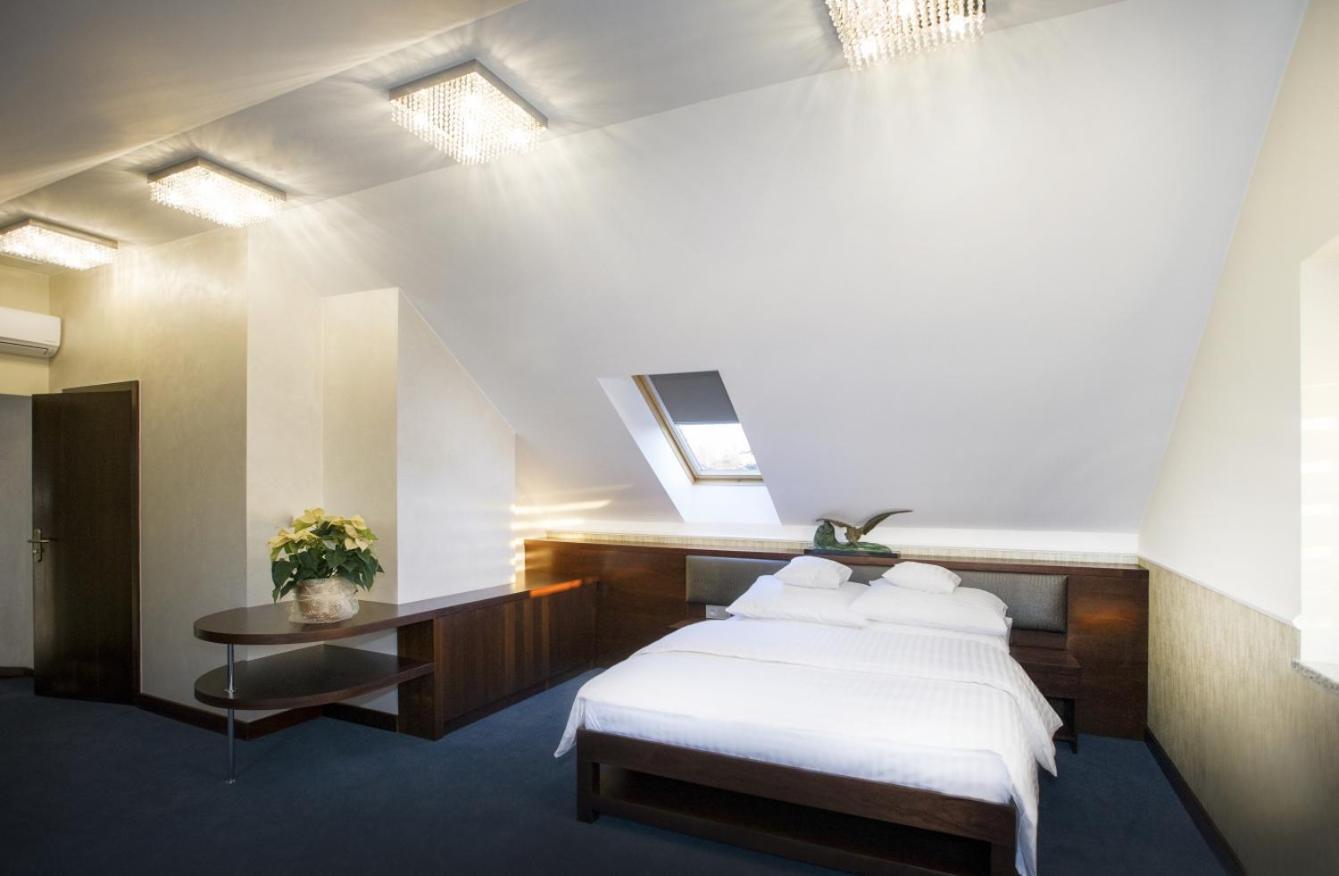 Hotel Inter Bielany Wroclawskie Bagian luar foto