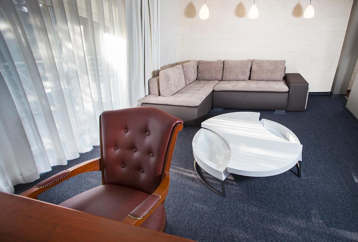 Hotel Inter Bielany Wroclawskie Bagian luar foto